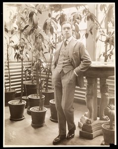 William Faversham em seu conservatório, c.1914 (impressão de gelatina de prata)